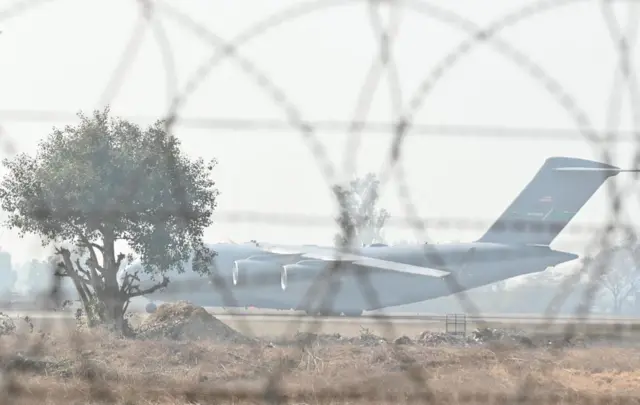 இந்தியர்கள் கைவிலங்கிடப்பட்டு, கொண்டு வரப்பட்டது பற்றி அமெரிக்க ஊடகங்கள் கூறுவது என்ன?