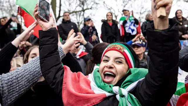 लंदन में ईरान दूतावास के बाहर जश्न मनाते लोकतंत्र समर्थक ईरानी