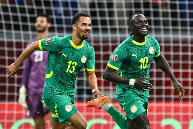 L'attaquant sénégalais n°10 Sadio Mané célèbre son but avec l'attaquant sénégalais n°13 Iliman Ndiaye lors de la demi-finale de la Coupe d'Afrique des Nations (CAN) de football entre le Sénégal et l'Égypte au Grand Stade de Tanger le 14 janvier 2026.