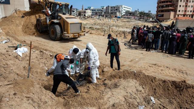 استخراج الجثث من مقابر جماعية في غزة.