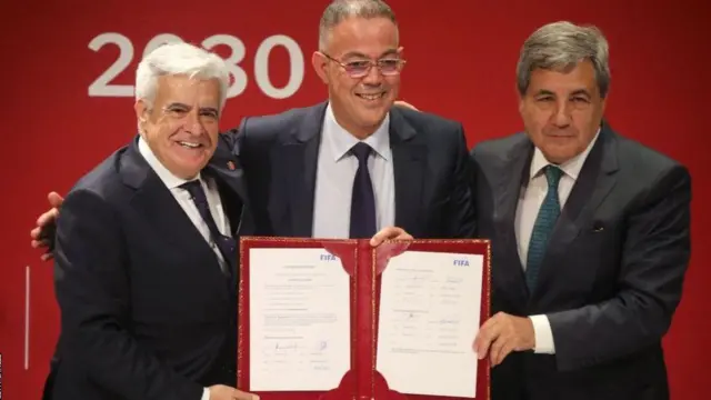 فوزی لقجع (مرکز)، رئیس فدراسیون فوتبال مراکش، همراه با پدرو روشا (چپ) همتایش در فدراسیون فوتبال اسپانیا و فرنادوز گومز (راست)، رئیس فدراسیون فوتبال پرتغال	