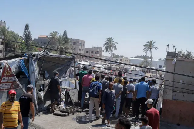 فلسطینی‌ها به آوار بر جا مانده از حمله نظامی اسرائیل به اردوگاه آوارگان مواصی نگاه می‌کنند