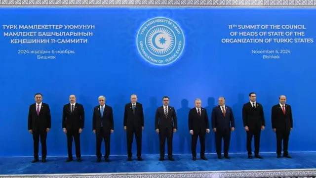 (Soldan sağa) Türk Devletleri Örgütü Genel Sekreteri Kubanıçbek Ömüraliyev, Azerbaycan Cumhurbaşkanı İlham Aliyev, Kazakistan Cumhurbaşkanı Kasım Cömert Tokayev, Türkiye Cumhurbaşkanı Recep Tayyip Erdoğan, Kırgızistan Cumhurbaşkanı Sadır Caparov, Özbekistan Cumhurbaşkanı Şavkat Mirziyoyev, Macaristan Başbakanı Viktor Orban ve yetkililer, 6 Kasım 2024'te Bişkek'teki Yntmak Ordo devlet konutunda düzenlenen Türk Devletleri Örgütü (OTS) Devlet Başkanları 11. Zirvesi'nde fotoğraf çektiriyor. 