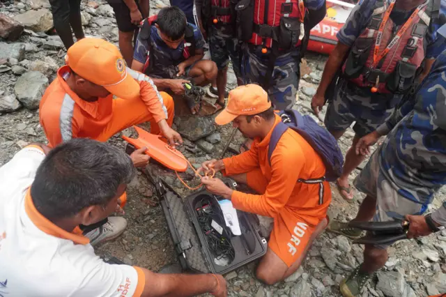 त्रिशूलीमा खोजीकार्यका लागि प्रयोग भएको उपकरण