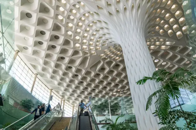 छत्रपती शिवाजी महाराज आंतरराष्ट्रीय विमानतळाच्या टर्मिनल-2 मधलं एक दृश्य