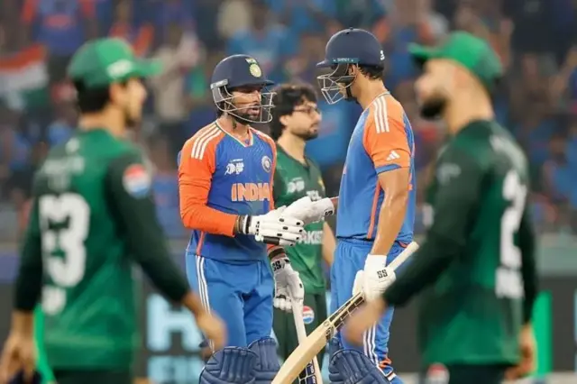 ඉන්දීය පිතිකරුවන් දෙදෙනෙක් අතට අත දෙමින්.