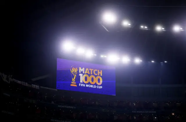 منظر عام للشاشة الكبيرة مكتوب عليها "المباراة 1000"