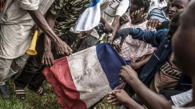 Des jeunes prêts à brûler le drapeau français.