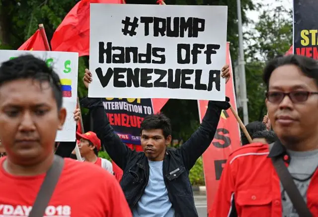 Buruh Indonesia mengambil bagian dalam demonstrasi anti-AS di dekat kedutaan AS di Jakarta pada 12 Februari 2019 untuk mengutuk intervensi politik AS di Venezuela. Oposisi Venezuela berencana untuk melakukan lebih banyak pawai pada 12 Februari untuk menekan militer agar mengizinkan bantuan kemanusiaan AS, yang menurut Presiden Nicolas Maduro adalah batu loncatan menuju invasi. 