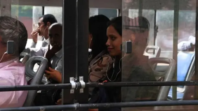 ਬਸ ਵਿੱਚ ਸਫਰ ਕਰ ਰਹੀਆਂ ਔਰਤਾਂ