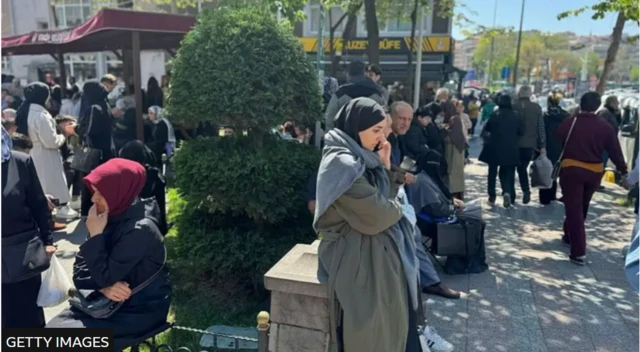 Residents dey outside dia house