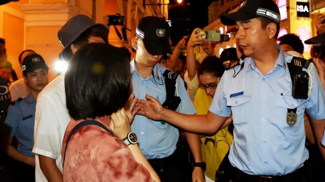 2019年8月19日，有澳门市民在议事亭前地发起默站，当晚共有7人被警方带走调查。