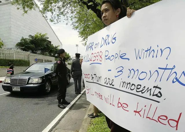 An activist holds a placard against the
Bangkok, THAILAND: An activist holds a placard against the Thailand government's war on drugs and the protestors claim that the war is taking many innocent lives, during a demonstration upon the arrival of UN Secretary General Kofi Annan in front of United Nations office in Bangkok, 26 May 2006. Kofi Annan is visiting Thailand where he has met and held talks with Prime Minister Thaksin Shinawatra. AFP PHOTO (Photo credit should read STR/AFP via Getty Images)