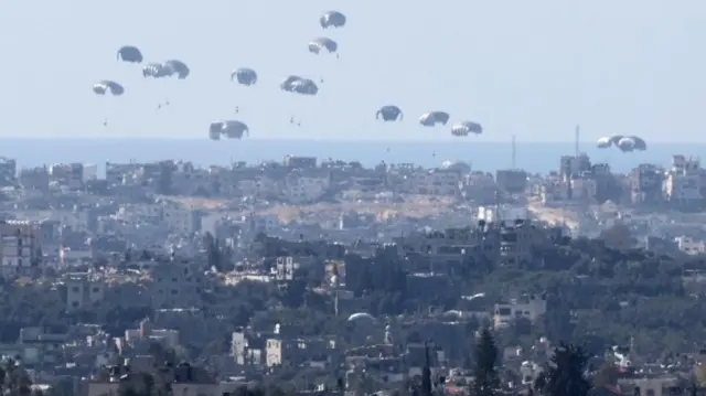 إسقاط المساعدات جوا على قطاع غزة.
