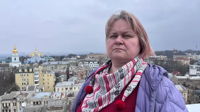 Жінка на тлі Києві