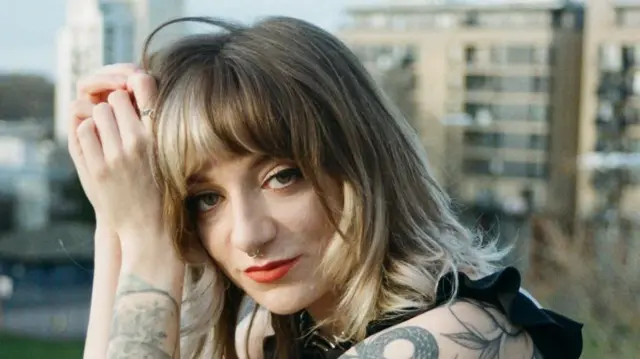 Поппі Скарлетт, поліаморія, стосунки, орієнтація 