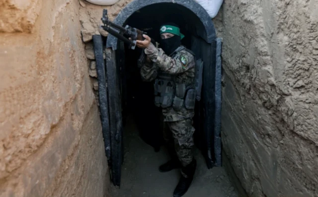 Tünelde silahlı bir Hamas üyesi