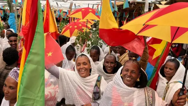 የትግራይ ክልልን እና የኤርትራን ባንዲራ የሚያውለበልቡ ነዋሪዎች