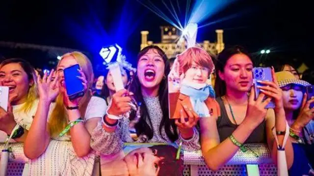 Reaksi penggemar saat Kyuhyun Super Junior tampil di Seoul Park Music Festival 2023 pada 24 Juni 2023 di Seoul, Korea Selatan.