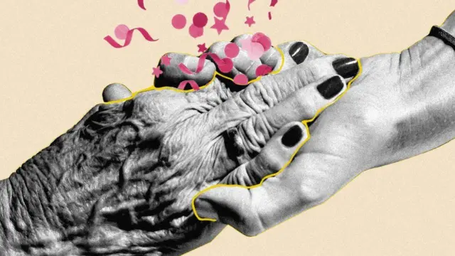 صورة مركبة ليد يبدو أنها لسيدة شابة تمسك بيد سيدة تظهر عليها علامات الشيخوخة