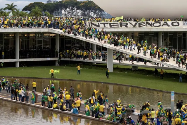 Apoiadores de Jair Bolsonaro invadiram o Palácio do Planalto , o Congresso e a Sede do STF em Brasília,  em 8 de janeiro de 2023ll as the Congress and Supreme Court, in Brasilia, Brazil January 8, 2023.