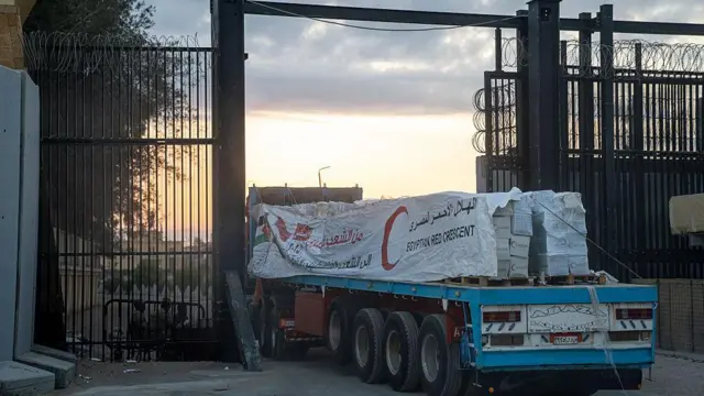 Грузовик с гуманитарной помощью въезжает в Газу через пограничный пункт «Рафах» между Египтом и Газой