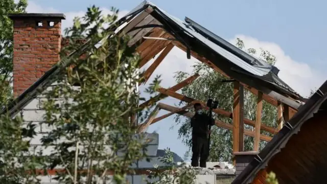 Mwanajeshi wa Poland akikagua nyumba iliyoharibika baada ya ndege zisizo na rubani za Urusi kukiuka anga ya Poland.
