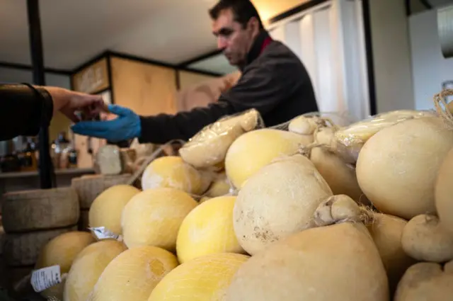 Formas de Caciocavallo, un queso tradicional de la región de Campania, en un stand de Slow Food Salone del Gusto y Terra Madre el 26 de septiembre de 2024 en Turín