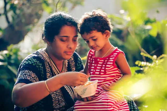 तज्ज्ञांचं म्हणणं आहे की मुलांच्या आहारात मांस आणि दुग्धजन्य उत्पादनांचा समावेश न केल्यास त्याचा त्यांच्या आरोग्यावर विपरित परिणाम होऊ शकतो
