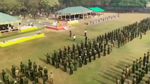 လူ ၅၀၀ ကို မိဘထံပြန်အပ်နှံတယ်ဆိုတဲ့ စစ်တပ်ရဲ့ မန္တလေးနန်းတွင်းထဲကအခမ်းအနား 