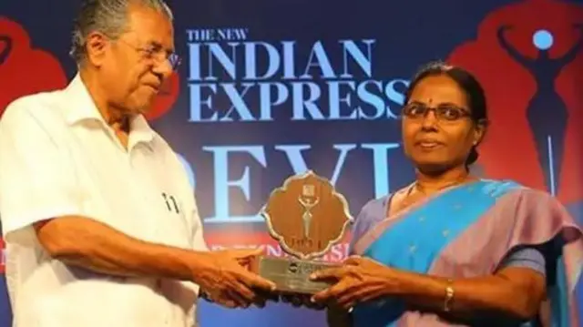 Pinarayi Vijayan passa troféu para Shirley Vasu