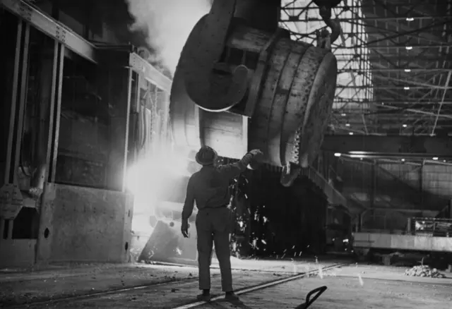 Un obrero en una planta siderúrgica en Argentina cerca de los años 1950s.