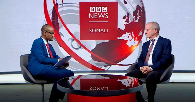 Muxyadiin Rooble oo waraysanaya danjire Larry Andre