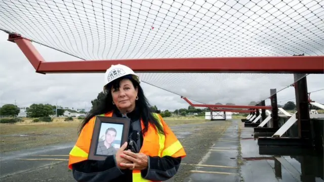 Dayna Whitmer durante a construção das redes de segurança na Golden Gate