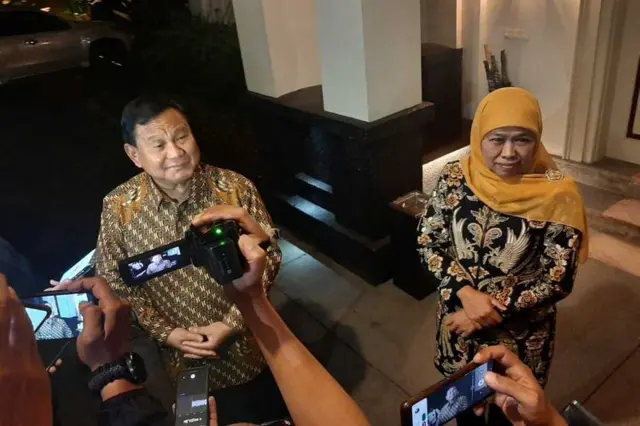 Prabowo dan Khofifah temui wartawan usai jamuan makam malam di Surabaya, Senin (13/02) malam.
