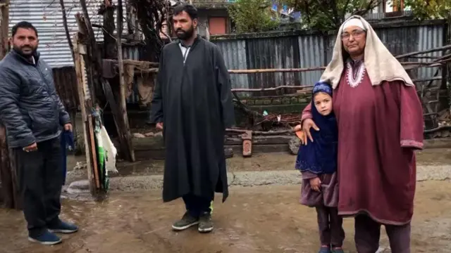 বাংলাদেশ গ্রামে আজাইব বিবি ও তার পরিবারের সদস্যরা