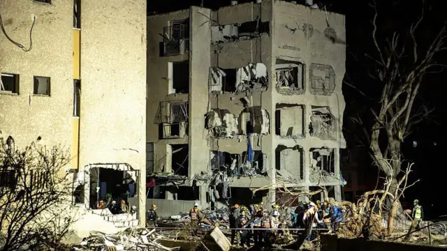 Vista de la zona donde varias personas resultaron heridas tras un ataque con misiles iraníes en el sur del país, el 22 de marzo de 2026.