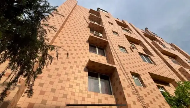 सोमवार को सीआईडी के अधिकारियों और ढाका के खुफिया अधिकारियों के सामने जिहाद ने बताया कि कैसे उन्होंने इस इमारत के एक फ्लैट में अनवारुल अज़ीम की हत्या की और फिर शव को ठिकाने लगाया.