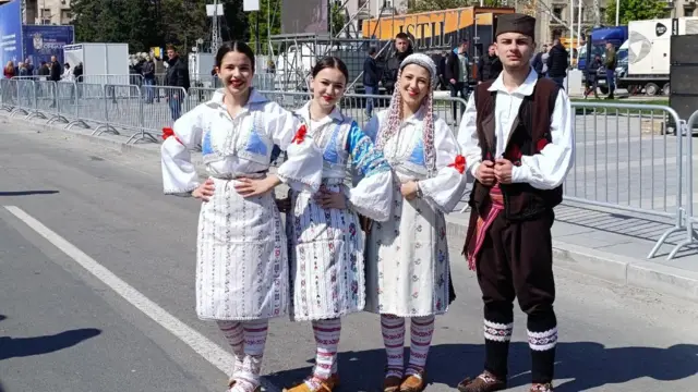 Momak i devojke u narodnim nošnjama na skupu "Ne damo Srbiju"
