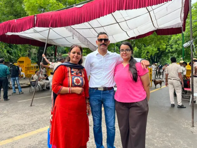 मीनू फोगाट और उनका परिवार