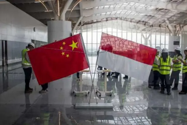 Bendera Indonesia dan China terlihat di dalam Stasiun Tegalluar, Bandung, 22 Juni 2023.