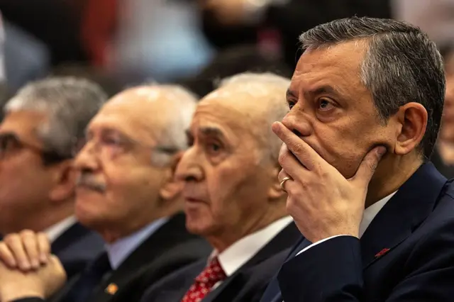 Kemal Kılıçdaroğlu ve Özgür Özel kurultayda oturmuş sahneyi izlerken