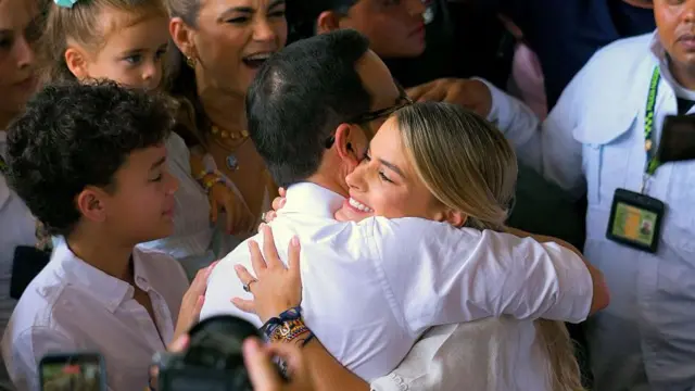 Ana Lucía abrazando a su esposo en un evento de campaña