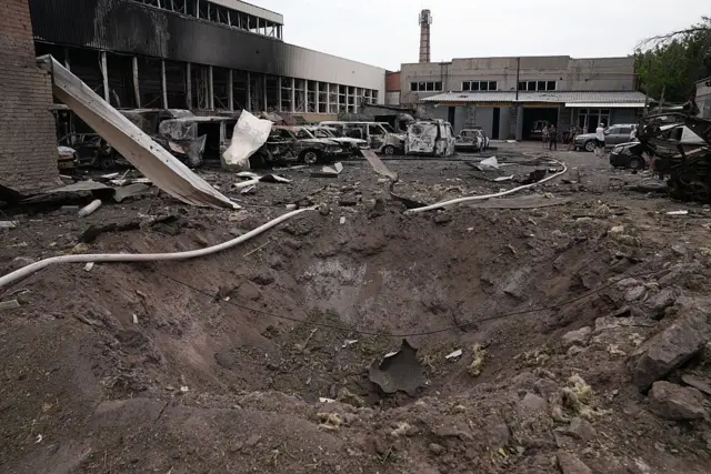 Un cratère de l'explosion reste sur le sol après l'attaque de missiles russes le 12 juillet 2025 à Sloviansk, dans l'oblast de Donetsk, en Ukraine.