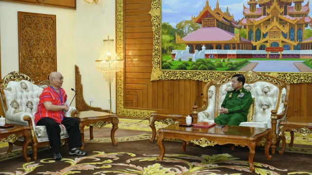 စစ်ရေးတင်းမာနေချိန် ရုတ်တရက်ပေါ်ထွက်လာတဲ့ KNU ဥက္ကဋ္ဌဟောင်း စောမူးတူးစေးဖိုး ရဲ့ နေပြည်တော်ခရီးစဉ်