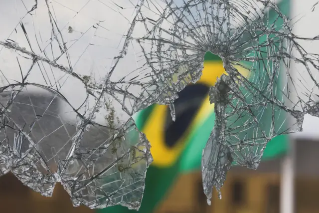 Janela estilhaçada no Palácio do Planalto, após invasão no dia 8 de janeiro