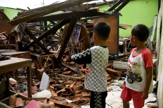 Sejumlah warga melihat atap Sekolah Dasar Negeri (SDN) 03 Sindangsari yang ambruk di Cabangbungin, Kabupaten Bandung, Jawa Barat, pada 9 Juli 2020. Menurut keterangan pihak sekolah, atap ruang kelas ambruk pada (23/6/2020) karena kondisi bangunan yang sudah tua dan belum ada perawatan dari pihak sekolah sejak diliburkan pada Februari lalu karena pandemi covid-19 serta belum ada penanganan dan tidak ada korban jiwa dalam kejadian tersebut.