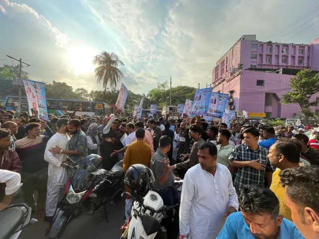 আওয়ামী লীগের মনোনয়ন প্রত্যাশীরা সমর্থকদের সাথে নিয়ে মিছিল করে দলীয় কার্যালয়ে মনোনয়নপত্র নিতে আসেন