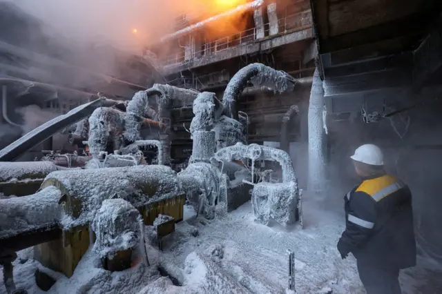 أحد الموظفين يعمل في محطة توليد طاقة حرارية تضررت جراء عدة ضربات صاروخية روسية، وسط الهجوم الروسي على أوكرانيا، في موقع لم يُكشف عنه في أوكرانيا، 21 يناير/كانون الثاني 2026.