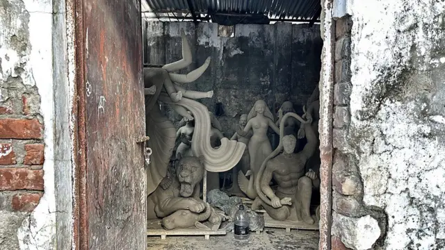 दुर्गा प्रतिमाओं को चिकनी मिट्टी और रंगों की मदद से तराशा जाता है